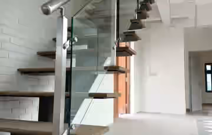 รับติดตั้งราวกั้นกระจก ราวระเบียงกันตก ราวบันไดกระจกเทมเปอร์ (tempered glass)