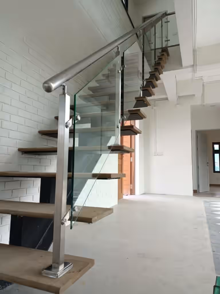 ผลงาน รับติดตั้งราวกั้นกระจก ราวระเบียงกันตก ราวบันไดกระจกเทมเปอร์ - glass-railing-1.jpg